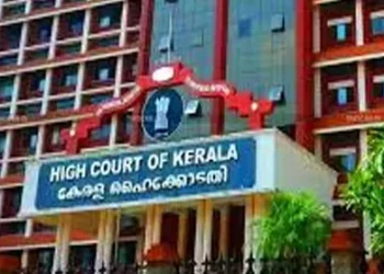 ക്ഷേത്രത്തിൽ-മുഖ്യമന്ത്രിയുടെ-അടക്കം-ഫോട്ടോയുള്ള-ഫ്ലക്സ്;-വിമർശിച്ച്-ഹൈക്കോടതി