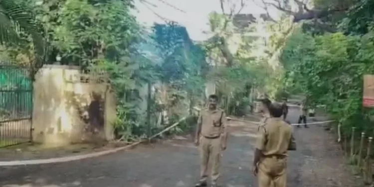 കൊച്ചി-മംഗളവനത്തില്-ഗേറ്റിന്റെ-കമ്പിയില്-കോര്ത്ത-നിലയില്-മധ്യവയസ്കന്റെ-നഗ്ന-മൃതദേഹം