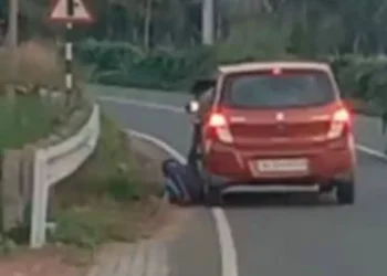 വിനോദ-സഞ്ചാരികൾ-തമ്മിൽ-കയ്യാങ്കളി;-ഇടപെട്ട-ആദിവാസി-യുവാവിനെ-റോഡിലൂടെ-വലിച്ചിഴച്ചു