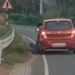വിനോദ-സഞ്ചാരികൾ-തമ്മിൽ-കയ്യാങ്കളി;-ഇടപെട്ട-ആദിവാസി-യുവാവിനെ-റോഡിലൂടെ-വലിച്ചിഴച്ചു
