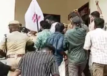 കേരള-സര്വകലാശാലയില്-ഗവര്ണര്ക്കെതിരെ-പ്രതിഷേധിച്ച-4-എസ്എഫ്ഐ-പ്രവര്ത്തകര്-അറസ്റ്റില്