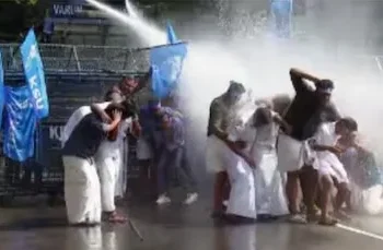 ചോദ്യപേപ്പര്‍-ചോർച്ച-:-വിദ്യാഭ്യാസ-വകുപ്പിന്റെ-ഓഫീസിലേക്ക്-കെഎസ്-യു-നടത്തിയ-മാര്‍ച്ചില്‍-സംഘർഷം-:-ജലപീരങ്കി-പ്രയോഗിച്ച്-പോലീസ്