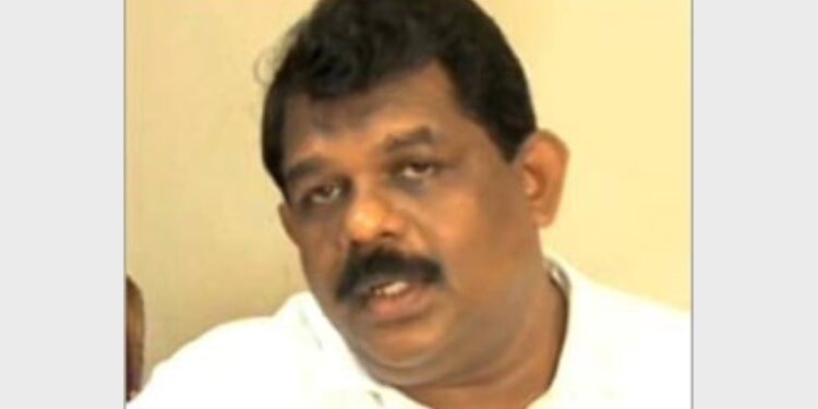 തൊണ്ടിമുതല്‍-കേസ്-;-മുന്‍-മന്ത്രി-ആന്റണി-രാജു-കോടതിയില്‍-ഹാജരായി,-കേസ്-തിങ്കളാഴ്ചത്തേക്ക്-മാറ്റി