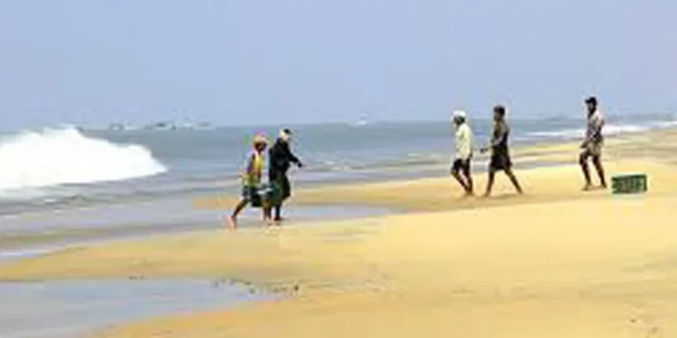 സൗന്ദര്യം-നശിച്ച്-ചാവക്കാട്-ബീച്ച്;-വെള്ളക്കെട്ടിനു-പിന്നില്‍-അശാസ്ത്രീയ-നിര്‍മിതികളെന്ന്-നാട്ടുകാര്‍