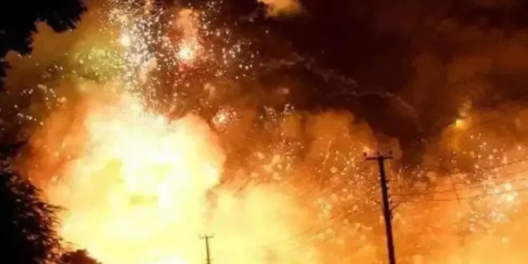 കോഴിക്കോട്-പ്ലൈവുഡ്-കടയിൽ-തീപിടുത്തം-:-ലക്ഷങ്ങളുടെ-നഷ്ടമെന്ന്-കടയുടമ