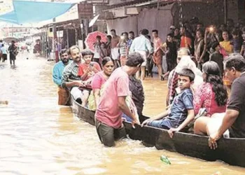 പ്രളയ-ബാധിതര്‍ക്ക്-സംസ്ഥാന-സര്‍ക്കാര്‍-പ്രഹരം:-ദുരിതാശ്വാസ-ഫണ്ട്-കൈപ്പറ്റിയവര്‍-10,000-രൂപ-തിരിച്ചടയ്‌ക്കാന്‍-നോട്ടീസ്