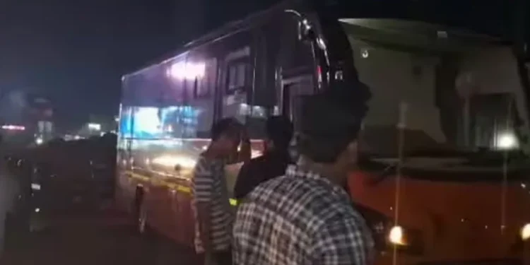 വടകരയില്‍-റോഡരികില്‍-നിര്‍ത്തിയിട്ട-കാരവനില്‍-2-മൃതദേഹങ്ങള്‍