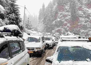 കനത്ത-മഞ്ഞുവീഴ്ച;-മണാലിയിൽ-കുടുങ്ങിക്കിടക്കുന്നത്-ആയിരത്തിലേറെ-വാഹനങ്ങൾ-video