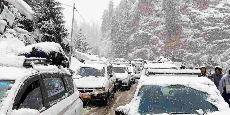 കനത്ത-മഞ്ഞുവീഴ്ച;-മണാലിയിൽ-കുടുങ്ങിക്കിടക്കുന്നത്-ആയിരത്തിലേറെ-വാഹനങ്ങൾ-video