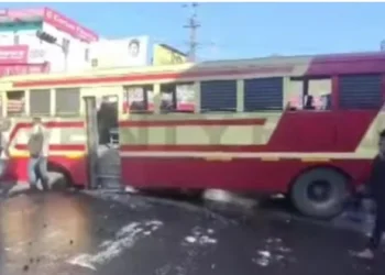 കെ-എസ്-ആര്‍-ടി-സി-സൂപ്പര്‍-ഫാസ്റ്റ്-റോഡിലെ-കുഴിയില്‍-കുടുങ്ങി