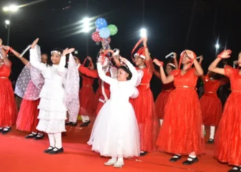 ഗവര്ണര്-എഴുതിയ-പാട്ടും-കുട്ടികളുടെ-നൃത്തവുമായി-ക്രിസ്മസ്-വിരുന്നൊരുക്കി-കൊല്ക്കത്ത-രാജ്ഭവന്