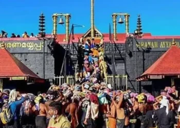 അയ്യന്-തങ്കഅങ്കി-ചാര്‍ത്തി-ദീപാരാധന