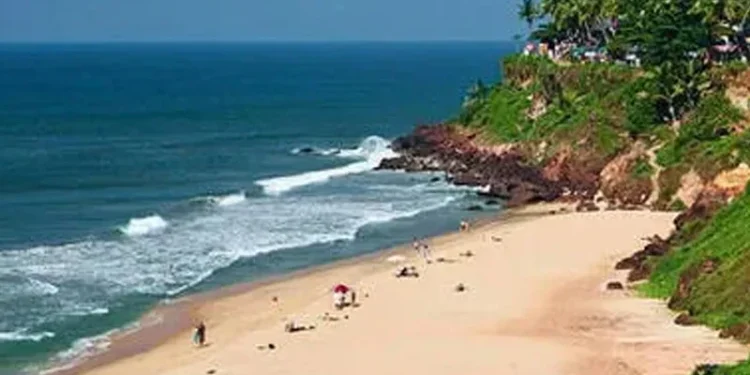 പാപനാശം-ബീച്ചില്‍-തിരയില്‍പ്പെട്ട-16-കാരന്-ലൈഫ്-ഗാര്‍ഡുകള്‍-രക്ഷകരായി