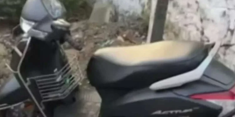 സ്കൂട്ടർ-യാത്രികനെ-കണ്ണിൽ-സ്പ്രേ-അടിച്ച്-വയറിൽ-കുത്തിവീഴ്‌ത്തി-20-ലക്ഷം-കവർന്നു