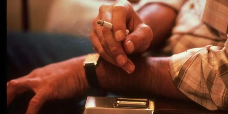 വിമാനത്തിന്റെ-ശുചിമുറിയിൽ-വച്ച്-സിഗരറ്റ്-വലിച്ചു;-കണ്ണൂർ-സ്വദേശി-പിടിയിൽ,-സംഭവം-അബുദാബി-മുംബൈ-ഇൻഡിഗോ-വിമാനത്തിൽ