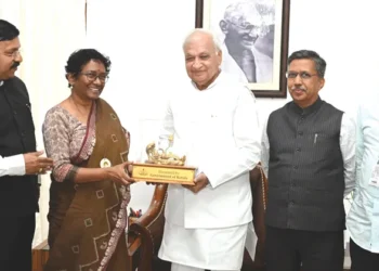 ഗവര്‍ണര്‍ക്ക്-സര്‍ക്കാരിന്റെ-ഉപഹാരം-സമ്മാനിച്ചു