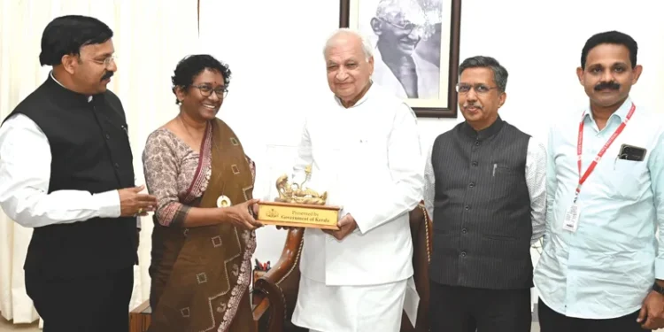 ഗവര്‍ണര്‍ക്ക്-സര്‍ക്കാരിന്റെ-ഉപഹാരം-സമ്മാനിച്ചു