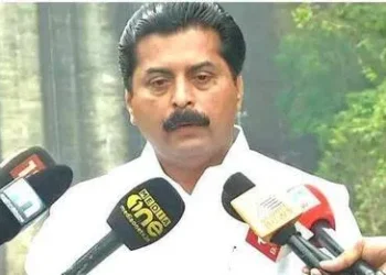 കാട്ടാന-ആക്രമണത്തില്‍-മരിച്ച-അമര്‍-ഇലാഹിയുടെ-വീട്-സന്ദര്‍ശിച്ച്-മന്ത്രി-റോഷി-അഗസ്റ്റിന്‍-:-ഇടുക്കി-പാക്കേജിൽ-വേലികൾ-നിർമ്മിക്കുമെന്ന്-മന്ത്രി