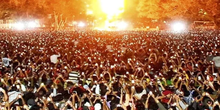 പുത്തന്‍-പ്രതീക്ഷകളുമായി-പുതുവര്‍ഷത്തെ-സ്വാഗതം-ചെയ്ത്-ജനം,-നാടെങ്ങും-ആഘോഷം