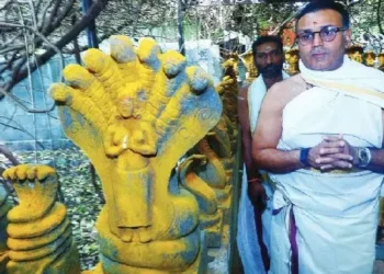 മുണ്ടുടുത്ത്-കുങ്കുമക്കുറി-തൊട്ട്-,-പാലക്കാട്-നാഗയക്ഷിക്കാവില്-തൊഴാനെത്തി-സെവാഗ്