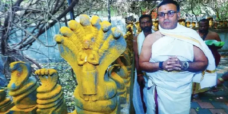 മുണ്ടുടുത്ത്-കുങ്കുമക്കുറി-തൊട്ട്-,-പാലക്കാട്-നാഗയക്ഷിക്കാവില്-തൊഴാനെത്തി-സെവാഗ്