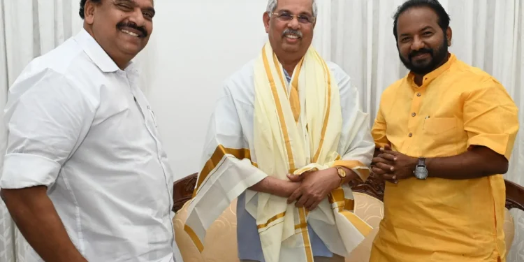 രാജേന്ദ്ര-വിശ്വനാഥ്-ആര്ലേക്കര്-എത്തി-;-നിയുക്ത-ഗവര്ണറെ-മുഖ്യമന്ത്രിയും-മന്ത്രിമാരും-സ്വീകരിച്ചു