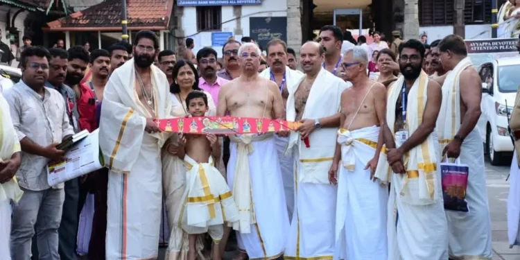ഗവര്ണര്-രാജേന്ദ്ര-വിശ്വനാഥ്-അര്ലേകര്-ശ്രീ-പത്മനാഭ-സ്വാമി-ക്ഷേത്രത്തില്-ദര്ശനം-നടത്തി