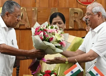 ആദ്യ-ദിനം-തന്നെ-സര്ക്കാരിനെ-തിരുത്തി:-ആരീഫ്-മുഹമ്മദ്-ഖാന്റെ-വിശ്വസ്തരെ-സ്ഥലം-മാറ്റി-സര്ക്കാര്,-തിരിച്ചെടുത്ത്-ആര്ലേകര്