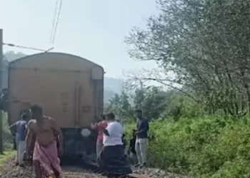 ആര്യങ്കാവില്-ഓടിക്കൊണ്ടിരുന്ന-ട്രെയിനിന്റെ-ബോഗികള്-വേര്പെട്ടു