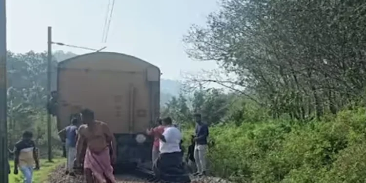 ആര്യങ്കാവില്-ഓടിക്കൊണ്ടിരുന്ന-ട്രെയിനിന്റെ-ബോഗികള്-വേര്പെട്ടു