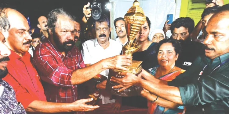 കലോത്സവ-സ്വര്ണക്കപ്പിന്-ഹൃദ്യമായ-വരവേല്പ്;-വൈലോപ്പിള്ളിയുടെ-ആശയം;-ചിറയിന്കീഴ്-ശ്രീകണ്ഠന്-നായരുടെ-ആവിഷ്കാരം