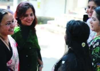 കലോത്സവ-വേദിയില്-വര്ഷങ്ങള്ക്ക്-ശേഷം-അവര്-ഒത്തുകൂടി;-പഴയകാല-അനുഭവങ്ങള്-പങ്കുവച്ച്-മന്ത്രി-വീണാ-ജോര്ജും-സുഹൃത്തുക്കളും