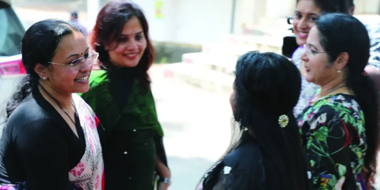 കലോത്സവ-വേദിയില്‍-വര്‍ഷങ്ങള്‍ക്ക്-ശേഷം-അവര്‍-ഒത്തുകൂടി;-പഴയകാല-അനുഭവങ്ങള്‍-പങ്കുവച്ച്-മന്ത്രി-വീണാ-ജോര്‍ജും-സുഹൃത്തുക്കളും