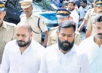 പെരിയ-ഇരട്ട-കൊലക്കേസ്-പ്രതികളുടെ-വീട്ടിലെത്തി-ഐക്യദാര്‍ഢ്യം-പ്രകടിപ്പിച്ച്-സിപിഎം-നേതാക്കള്‍