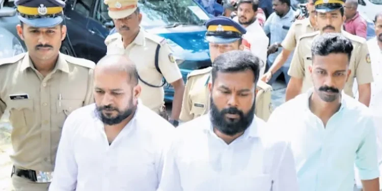 പെരിയ-ഇരട്ട-കൊലക്കേസ്-പ്രതികളുടെ-വീട്ടിലെത്തി-ഐക്യദാര്ഢ്യം-പ്രകടിപ്പിച്ച്-സിപിഎം-നേതാക്കള്