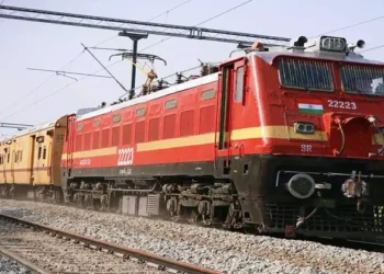 ട്രെയിനില്‍-നിന്ന്-പുറത്തേക്ക്-തെറിച്ച്-വീണെങ്കിലും-അത്ഭുതകരമായി-രക്ഷപ്പെട്ട്-യുവാവ്