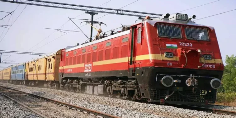 ട്രെയിനില്‍-നിന്ന്-പുറത്തേക്ക്-തെറിച്ച്-വീണെങ്കിലും-അത്ഭുതകരമായി-രക്ഷപ്പെട്ട്-യുവാവ്