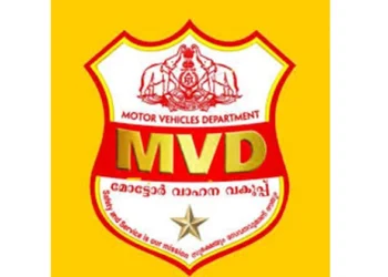 സ്വകാര്യ-ബസ്-ജീവനക്കാര്-തമ്മില്-ഏറ്റുമുട്ടി;-യാത്രക്കാരിയുടെ-കണ്ണില്-കണ്ണാടിചില്ല്-തുളച്ചുകയറി