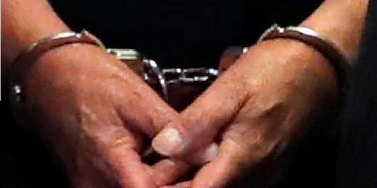 മോഷ്ടിക്കാനെത്തി-വിലപിടിപ്പുള്ളതൊന്നും-കിട്ടാതെ-വീട്ടുകാരിയെ-ഉമ്മവെച്ച്-കടന്നുകളഞ്ഞ-കള്ളന്‍-അറസ്റ്റില്‍