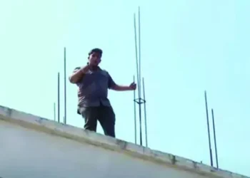 അനധികൃതമായി-ഹാജർ-വെട്ടിക്കുറച്ചു;-കെട്ടിടത്തിന്-മുകളിൽ-കയറി-വിദ്യാർത്ഥിയുടെ-ആത്മഹത്യാഭീഷണി,-അനുനയ-നീക്കവുമായി-കോളേജ്-അധികൃതർ