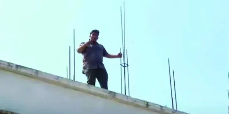 അനധികൃതമായി-ഹാജർ-വെട്ടിക്കുറച്ചു;-കെട്ടിടത്തിന്-മുകളിൽ-കയറി-വിദ്യാർത്ഥിയുടെ-ആത്മഹത്യാഭീഷണി,-അനുനയ-നീക്കവുമായി-കോളേജ്-അധികൃതർ