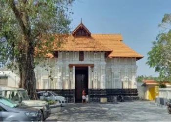 തൃശൂര്‍-ഇരിങ്ങാലക്കുട-കൂടല്‍മാണിക്യം-ക്ഷേത്രത്തില്‍-താമരമാല-വഴിപാടില്‍-അമ്പലം-വിഴുങ്ങികള്‍-8.11-ലക്ഷം-തട്ടിയെന്ന്-റിപ്പോര്‍ട്ട്