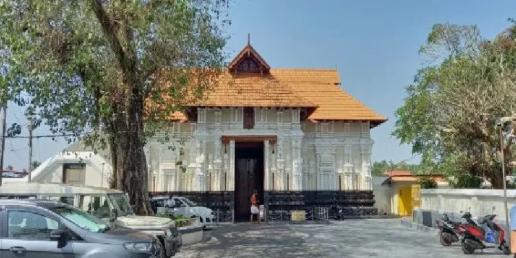 തൃശൂര്‍-ഇരിങ്ങാലക്കുട-കൂടല്‍മാണിക്യം-ക്ഷേത്രത്തില്‍-താമരമാല-വഴിപാടില്‍-അമ്പലം-വിഴുങ്ങികള്‍-8.11-ലക്ഷം-തട്ടിയെന്ന്-റിപ്പോര്‍ട്ട്