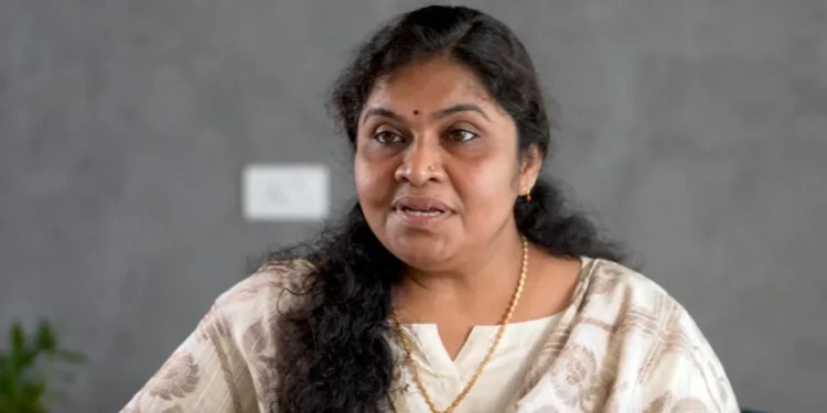 സൗന്ദര്യപൂര്‍ണ്ണമായ-ശരീരം-തൊഴിലിടത്ത്-ഉപയോഗിക്കാന്‍-സ്ത്രീക്ക്-സ്വാതന്ത്ര്യമുണ്ടെന്ന്-നടി-ഗായത്രി-വര്‍ഷ