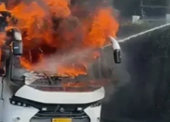 കഴക്കൂട്ടം-കാരോട്-ബൈപ്പാസില്‍-ഓടിക്കൊണ്ടിരുന്ന-ടൂറിസ്റ്റ്-ബസിന്-തീപിടിച്ചു