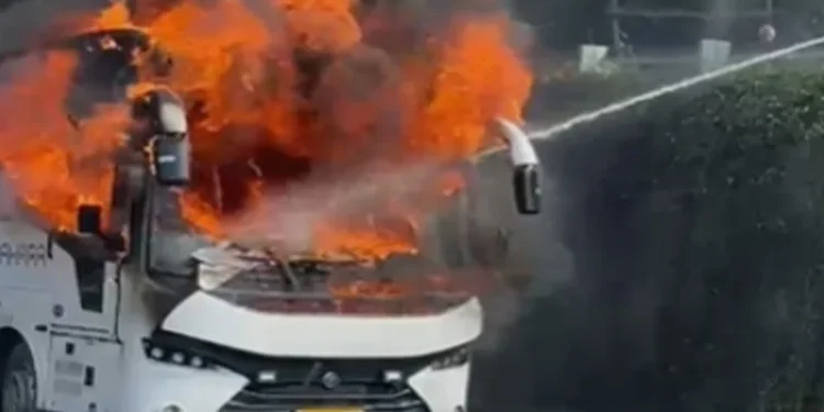 കഴക്കൂട്ടം-കാരോട്-ബൈപ്പാസില്‍-ഓടിക്കൊണ്ടിരുന്ന-ടൂറിസ്റ്റ്-ബസിന്-തീപിടിച്ചു