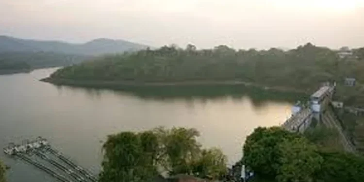 പീച്ചി-ഡാം-റിസര്വോയറില്-വീണ-4-പെണ്കുട്ടികളെയും-ആശുപത്രിയിലെത്തിച്ചു,-3-പേര്-വെന്റിലേറ്ററില്