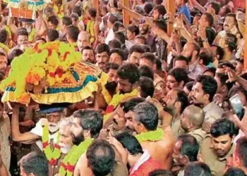 ഭക്തിസാന്ദ്രമായ-അന്തരീക്ഷത്തില്‍-തിരുവാഭരണ-ഘോഷയാത്ര