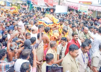 ശരണംവിളി-മുഴങ്ങി,-കൃഷ്ണപ്പരുന്ത്-പറന്നു-തിരുവാഭരണ-ഘോഷയാത്ര-പുറപ്പെട്ടു
