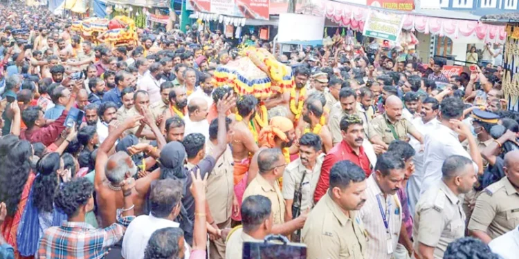 ശരണംവിളി-മുഴങ്ങി,-കൃഷ്ണപ്പരുന്ത്-പറന്നു-തിരുവാഭരണ-ഘോഷയാത്ര-പുറപ്പെട്ടു